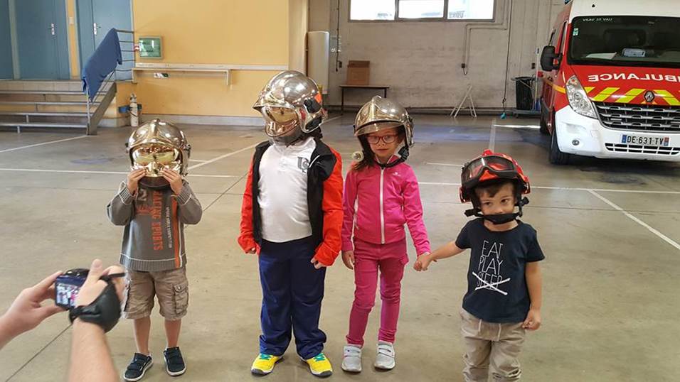 Des enfants et des pompiers